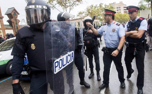 Un Mosso d´Esquadra se encara con un policía nacional. 