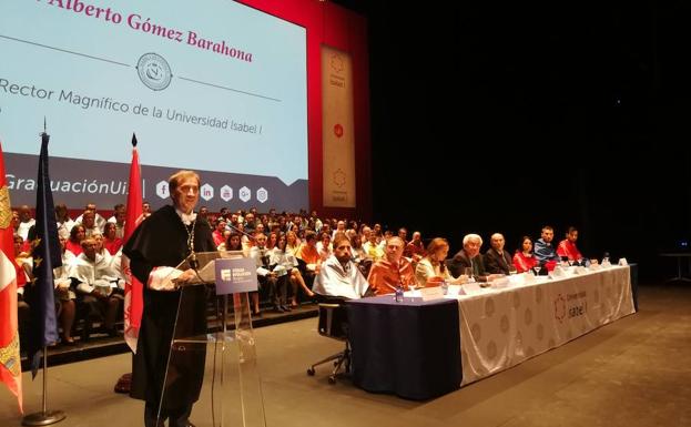 El rector en el acto de segunda graduación de la Isabel I