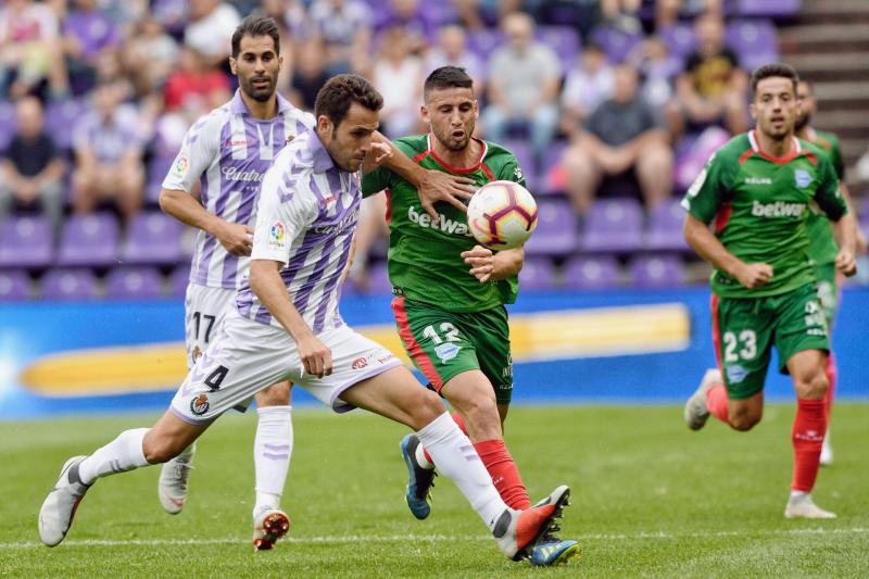 Lance del partido entre el Valladolid y el Alavés.