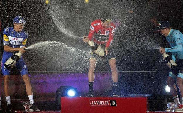 Simon Yates, Enric Mas (i) y Miguel Ángel López, en el podio de la Vuelta a España 2018.