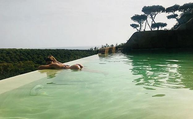 Almudena Navalón, en la piscina. 