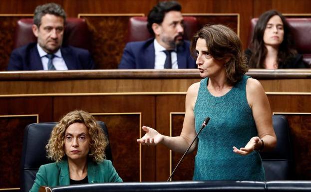 La ministra de Medio Ambiente, Teresa Ribera (derecha), en el Congreso.