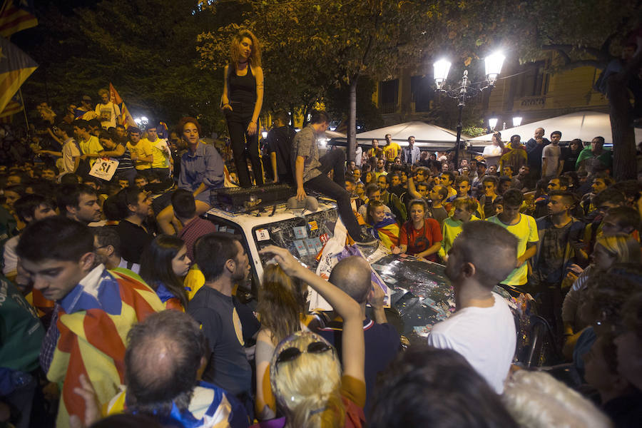 Hace un año, los presidentes de la ANC y Ómnium, hoy en prisión, llamaron el 20 de setiembre del año pasado a la ciudadanía a movilizarse frente a la Consejería de Economía por los registros que alli estaban realizando efectivos de la Guardia Civil. Allí se congregaron 40.000 personas en lo que se definió como un asedio.