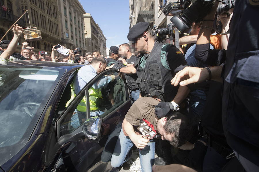 Hace un año, los presidentes de la ANC y Ómnium, hoy en prisión, llamaron el 20 de setiembre del año pasado a la ciudadanía a movilizarse frente a la Consejería de Economía por los registros que alli estaban realizando efectivos de la Guardia Civil. Allí se congregaron 40.000 personas en lo que se definió como un asedio.