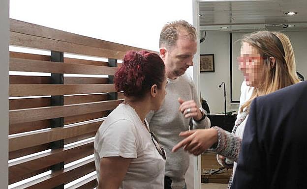 El padre del menor, J. A. (en el centro), ante la sala de vistas del Juzgado de lo Penal. 