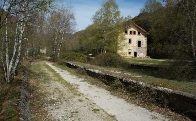 Infraestructura ferroviaria abandonada del Santander - Mediterráneo en las inmediaciones del tunel de la Engaña