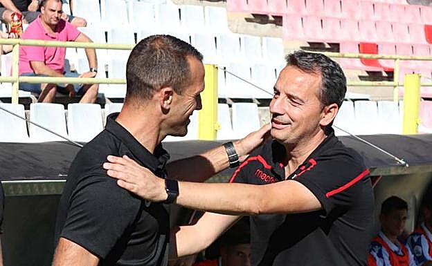 Ramallo saludando al técnico del Burgos, José Manuel Mateo, antes del choque de esta tarde. 