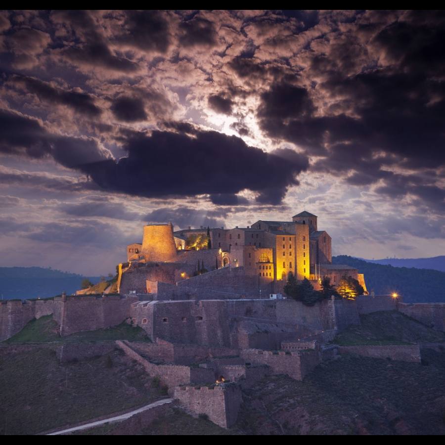 Parador de Cardona (Barcelona). El misterio se cierne sobre la habitación 712. Ruidos extraños, grifos abiertos, sueños inquietos, muebles que se mueven e incluso apariciones, son algunas de las experiencias que los huéspedes han relatado tras una noche en esta estancia. La habitación solo se ocupa a petición propia del cliente ya que, tras las reclamaciones de muchos clientes, la dirección del hotel decidió cerrarla al público, salvo por solicitud expresa.