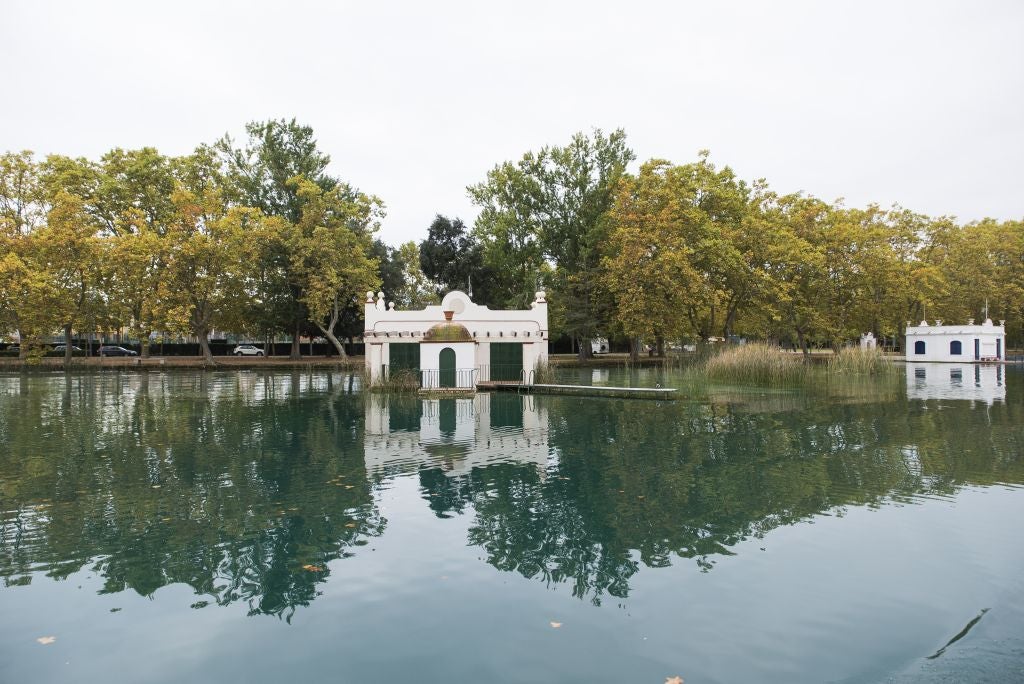 Lago de Bañolas (Gerona). Cuenta una leyenda que las tropas de Carlomagno estaban acampadas en la ciudad de Gerona y que fueron reclamados por la población ribereña para que acabaran con el monstruo que se encondía en una cueva. Y que fue el Emperador, quien tuvo que pedir ayuda a San Emeterio, un franciscano que acompañaba a los soldados, para que apaciguara a la bestia. Cuando la bestia salió de su refugio se quedó mirando a aquel hombrecillo que no paraba de rezar y, como si de un cachorrillo se tratara, el monstruo regresó al lago, donde dicen que aún vive hoy, pero al que nadie ha vuelto a ver.