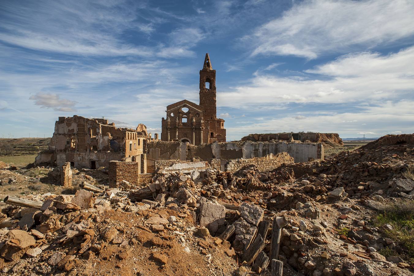 Belchite (Zaragoza). Es conocido por haber sido escenario de una de las batallas simbólicas de la Guerra Civil española, la batalla de Belchite. Como consecuencia de los enfrentamientos, el pueblo fue destruido. En lugar de su reconstrucción, el régimen de Francisco Franco decidió crear un pueblo nuevo al lado dejando intactas las ruinas del anterior como recuerdo de la Guerra. Es uno de los pueblos abandonados más visitados de España. Las leyendas cuentan que las almas de los que allí murieron todavía caminan por sus calles.