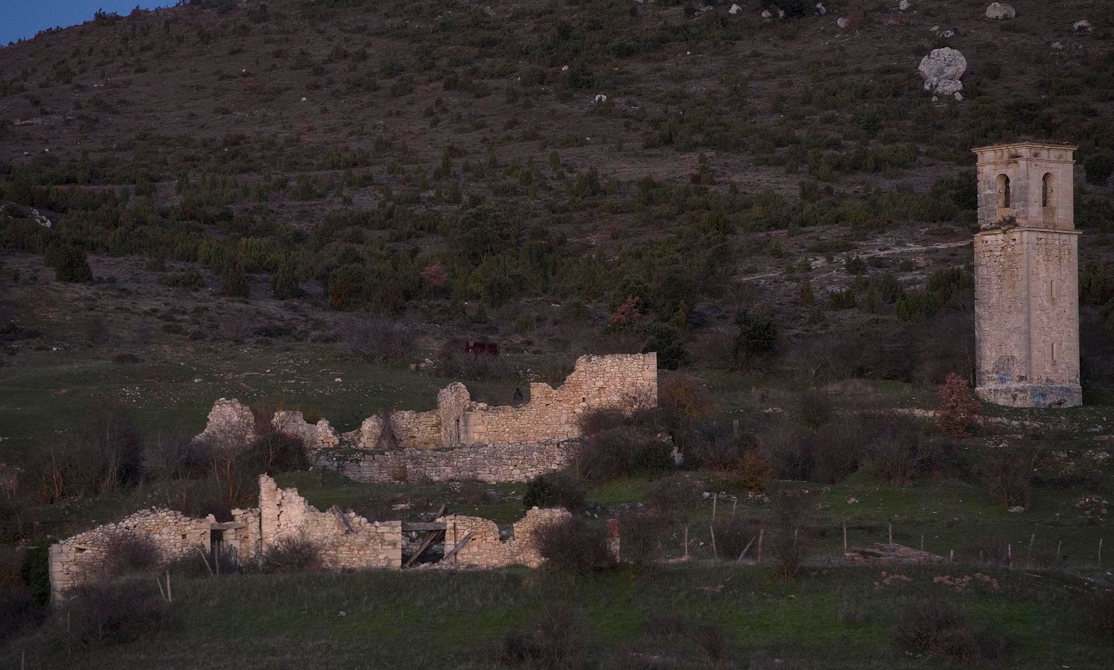 Ochate (Burgos). Este pueblo del que hoy solo quedan ruinas, habría sido abandonado debido a tres epidemias misteriosas sucedidas en 1860, 1864 y 1870: viruela, tifus y cólera, que diezmaron el lugar. Inexplicablemente, las epidemias no afectaron a las poblaciones colindantes. Así, tan devastadoras fueron las epidemias, que el resto de los vecinos de los pueblos se convirtieron en enterradores oficiales de los desgraciados habitantes de la localidad. 