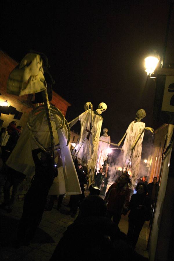 Monte de las Ánimas (Soria). La leyenda cuenta lo que le ocurrió a un joven llamado Alonso al intentar complacer a su prima durante la noche de difuntos, la noche de la festividad de Todos los Santos. El joven heredero de un condado de la zona que pierde la vida devorado por unos lobos al tratar de complacer a su prima Beatriz, que le pidió que recuperase una banda azul que había perdido precisamente en el Monte de las Ánimas. Cuando los sirvientes fueron a contarle el triste suceso a la joven Beatriz, la encontraron muerta.