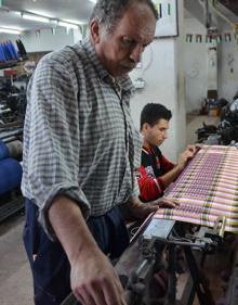 Imagen secundaria 2 - La empresa familiar Hirbawi lleva 57 años fabricando la tradicional kufiya de algodón en cuadros blancos y negros.