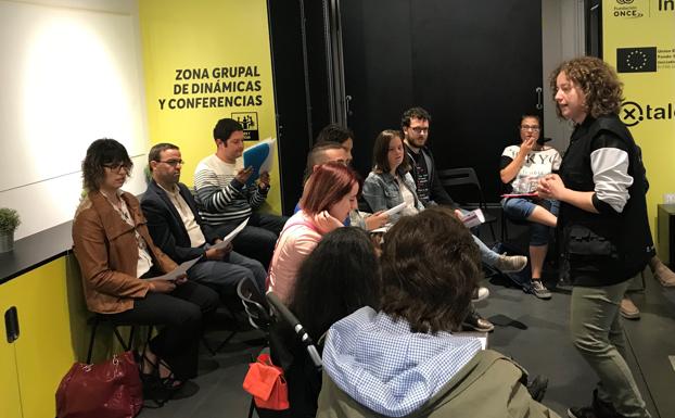 Varias personas participan en una actividad en la zona grupal de dinámicas y conferencias