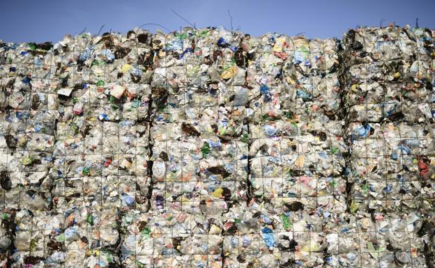 Torres de plástico en una planta de reciclaje.