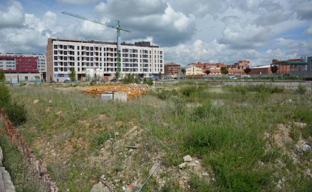 La parcela lleva años esperando la construcción de los nuevos edificios