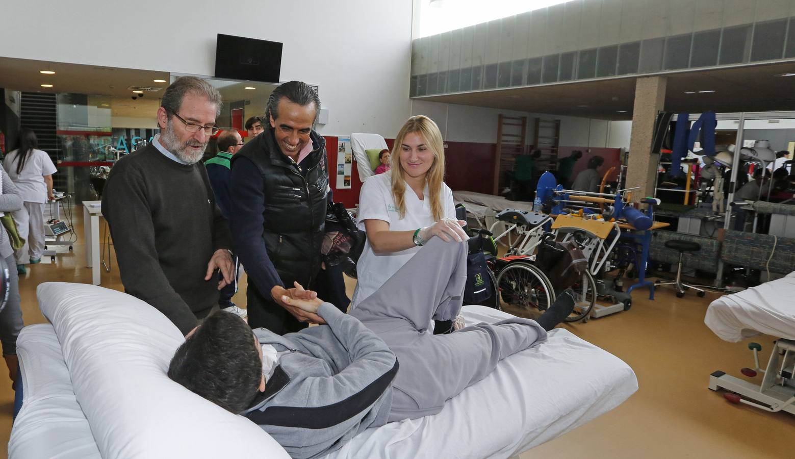 10.04.13 El torero David Luguillano visita el gimnasio de Aspaym acompañado de Julio Herrero.