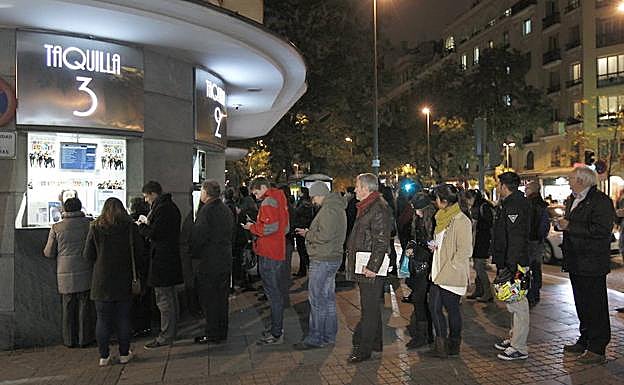 Imagen de archivo de una taquilla de cine en Madrid.