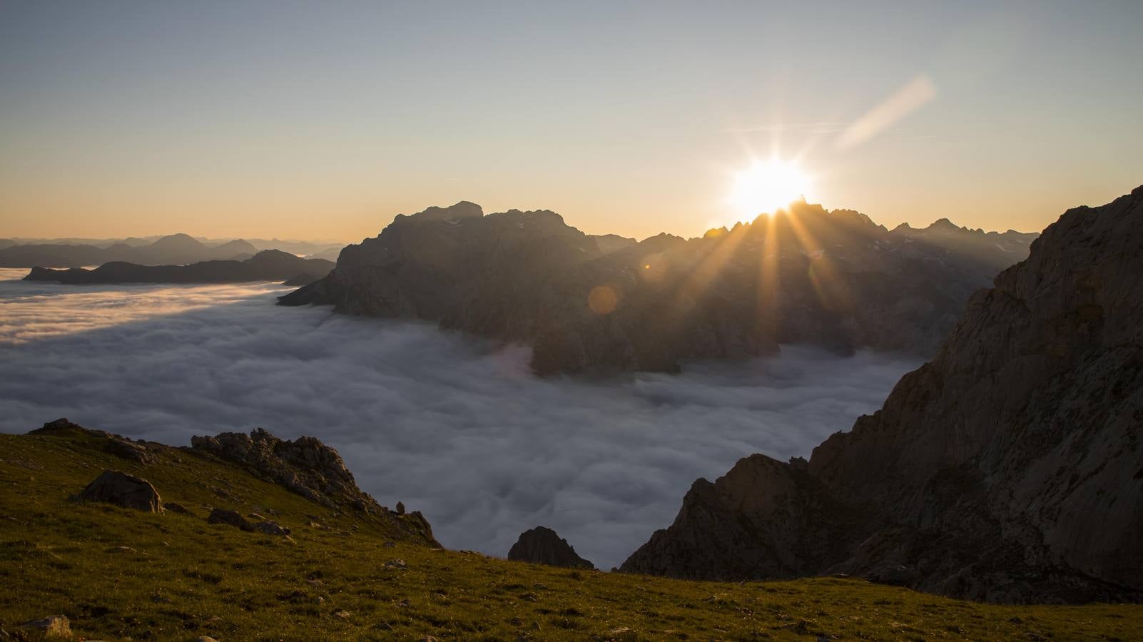 El sol se pone sobre Peña Santa en una imagen desde Collado Jermoso.