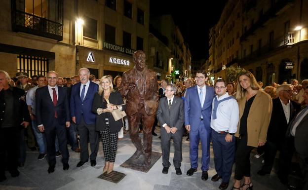 Vicente del Bosque, acompañado de familiares y autoridades, junto a su estatua.