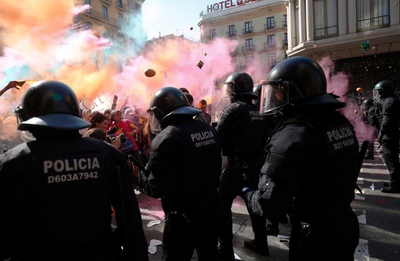 Fotos: Tensión en Barcelona por el boicot radical a una manifestación policial