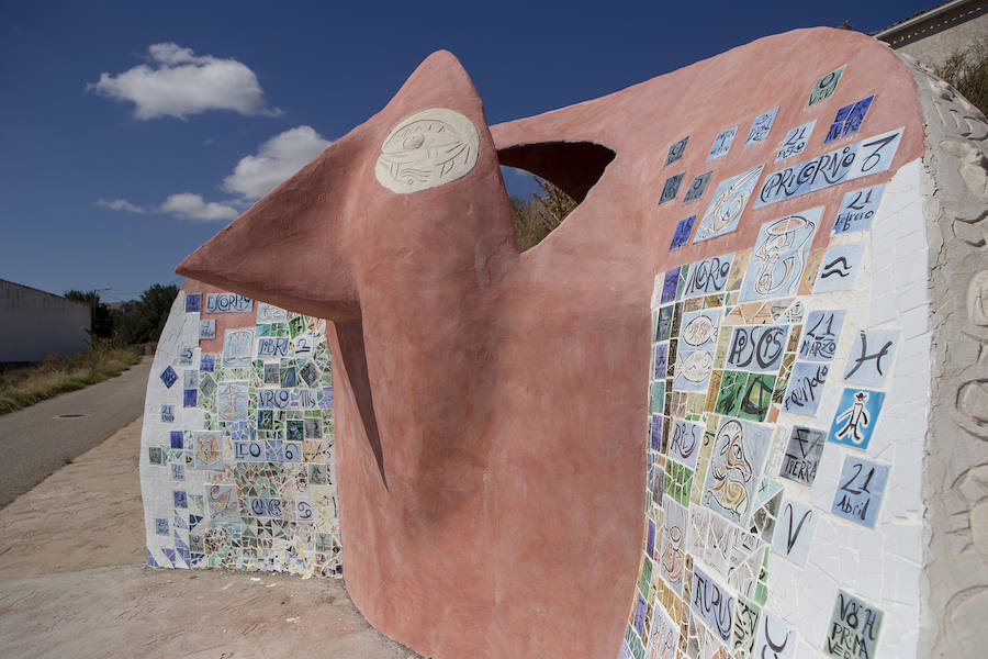 El municipio conquense, uno de los más despoblados de España, ha creado una muralla de tallas y jardínes para atraer turistas.