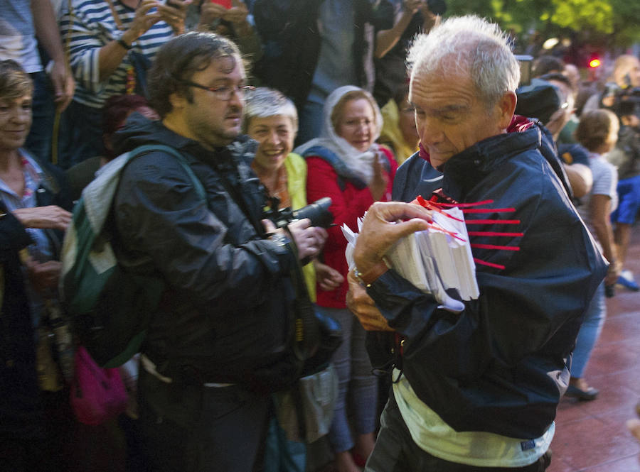 08:00. Llegada de las urnas. En algunos puntos durante toda la noche se van colocando las urnas en distintos centros.