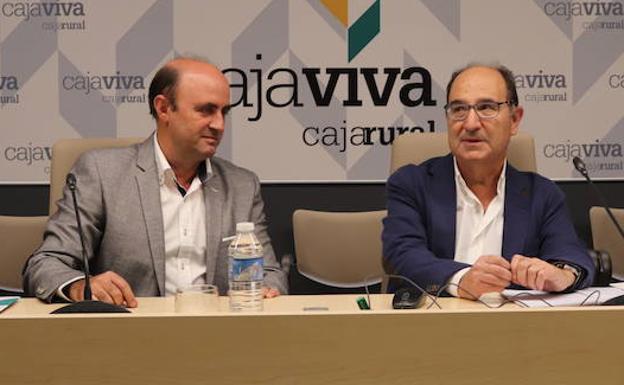 Gabriel Villamayor, a la derecha, acompañado por el responsable agrario de Fundación Caja Rural Burgos, Javier Leal. 