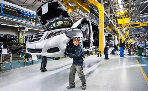 Cadena de montaje de una fábrica de coches Mercedes en Vitoria.