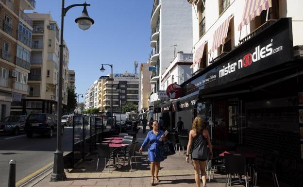 Vista exterior del restaurante de la avenida de España de la localidad malagueña de Estepona donde ayer alrededor de las 23.00 horas se produjo un tiroteo tras el que se llevaron a un hombre en un vehículo.