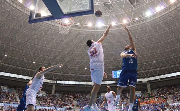 Álex López encestando en el choque entre ambos equipos de la temporada pasada. 