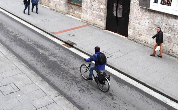 Un ciclista circulando por la calle Santander,. 