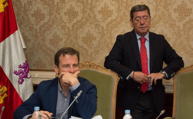 Borja Suárez, portavoz del PP en la Diputación, a la izquierda, y el presidente César Rico. 