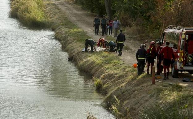 Guardia Civil y Bomberos sacan del agua el cuerpo sin vida del hombre en el Canal de Castilla. 