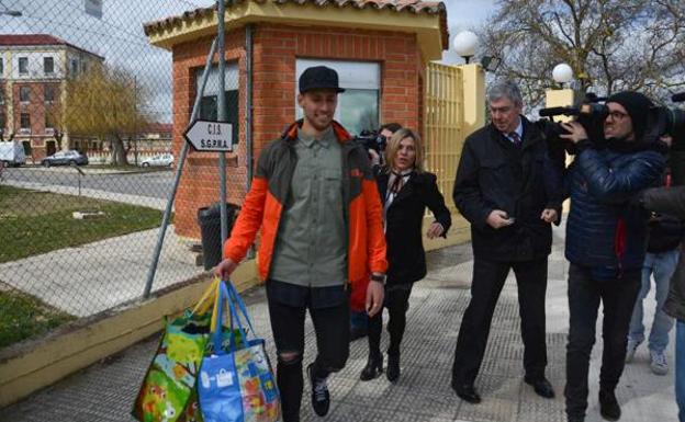 'Viti' saliendo de la cárcel de Burgos. 