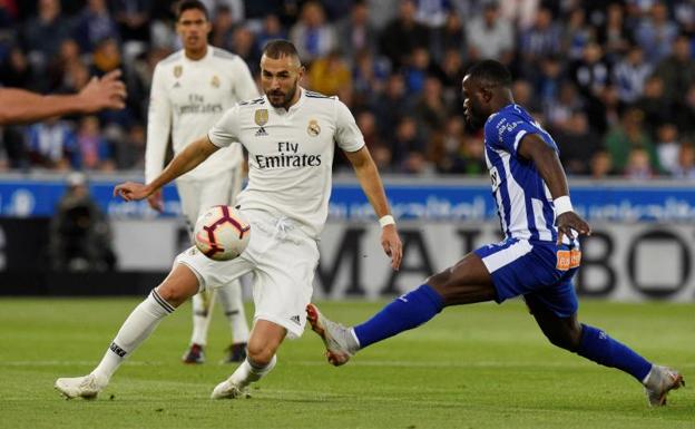 Karim Benzema durante el partido ante el Alavés