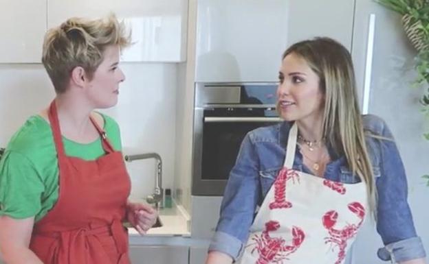 Tania Llasera, en la cocina, con Rosanna Zanetti. 