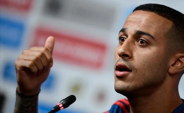 Thiago Alcántara, ante los medios. 