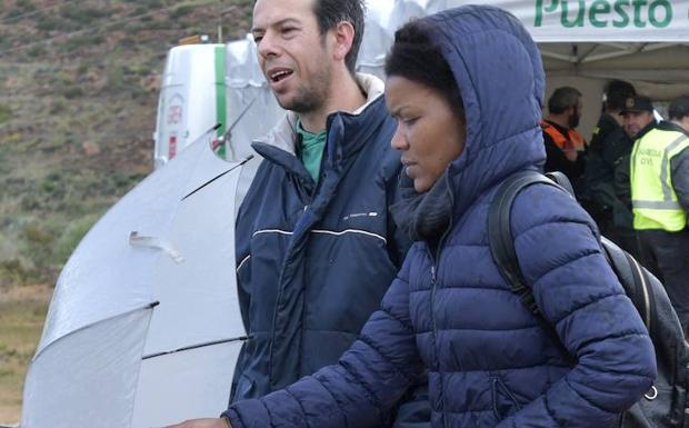 Imagen de Ana Julia con el padre de Gabriel durante la búsqueda del pequeño