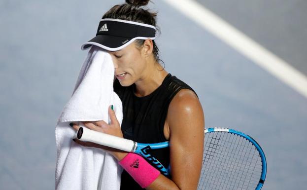 Garbiñe Muguruza se seca el sudor durante su partido ante Qiang Wang en Hong Kong. 