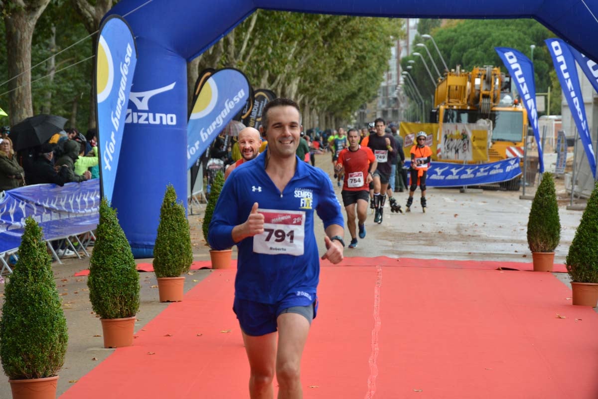 Cientos de corredores desafían al frío y la lluvia con motivo del III Campofrío Maratón Burgos. 