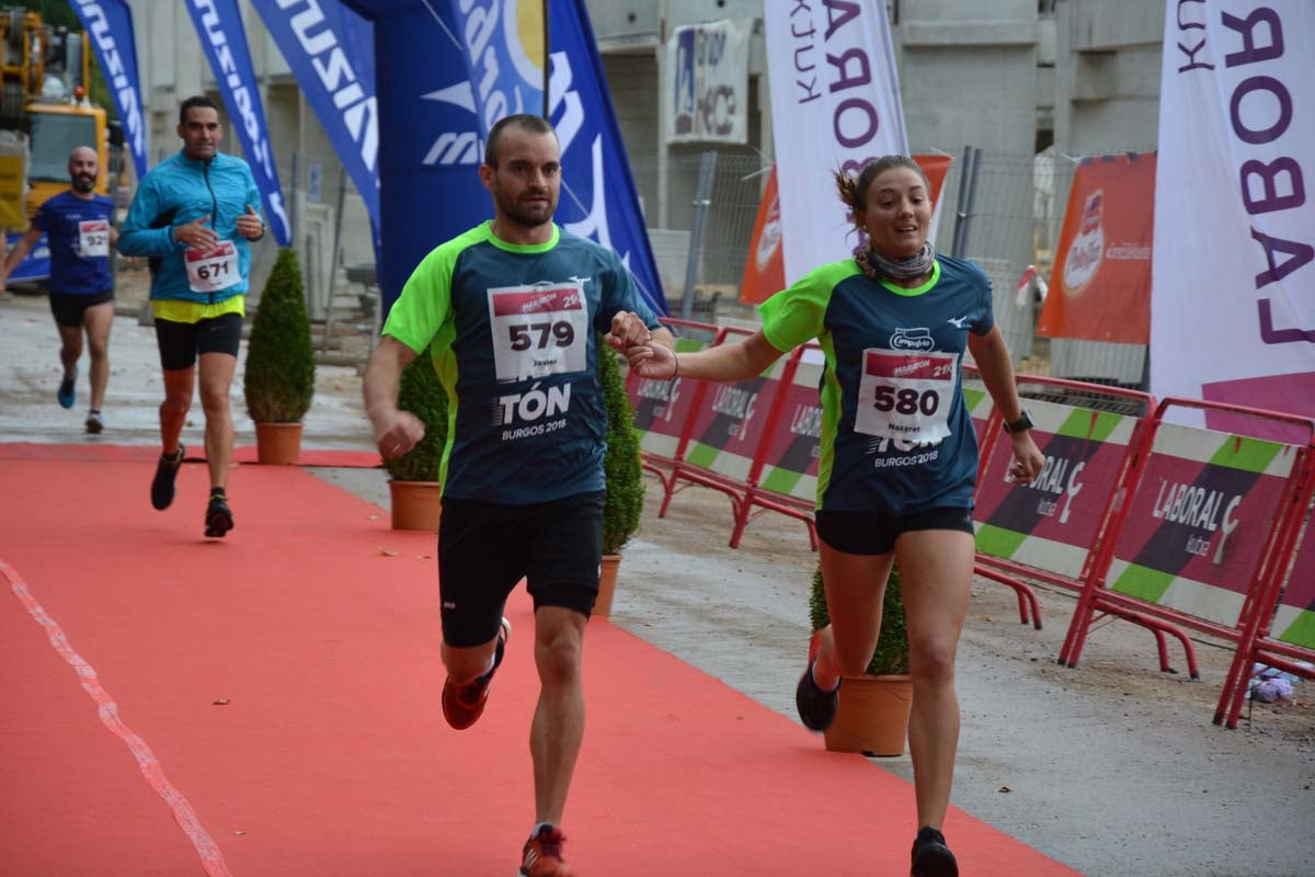 Cientos de corredores desafían al frío y la lluvia con motivo del III Campofrío Maratón Burgos. 