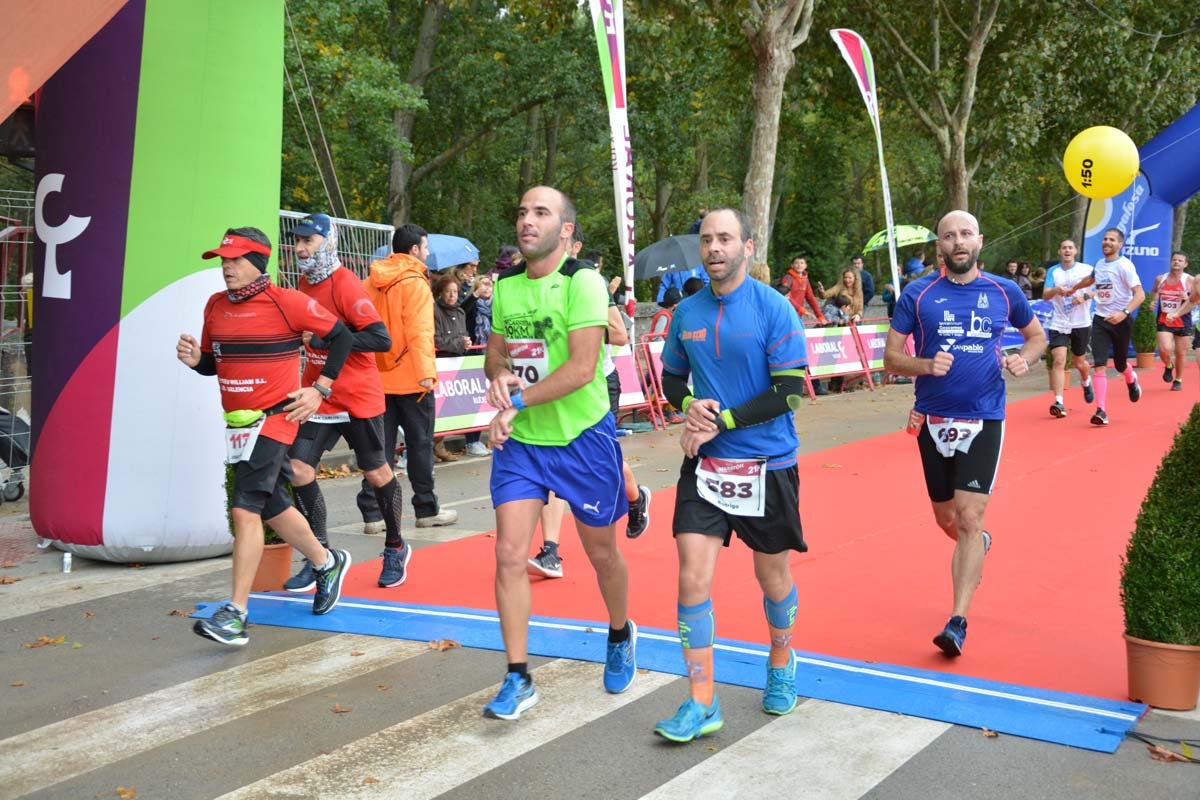 Cientos de corredores desafían al frío y la lluvia con motivo del III Campofrío Maratón Burgos. 