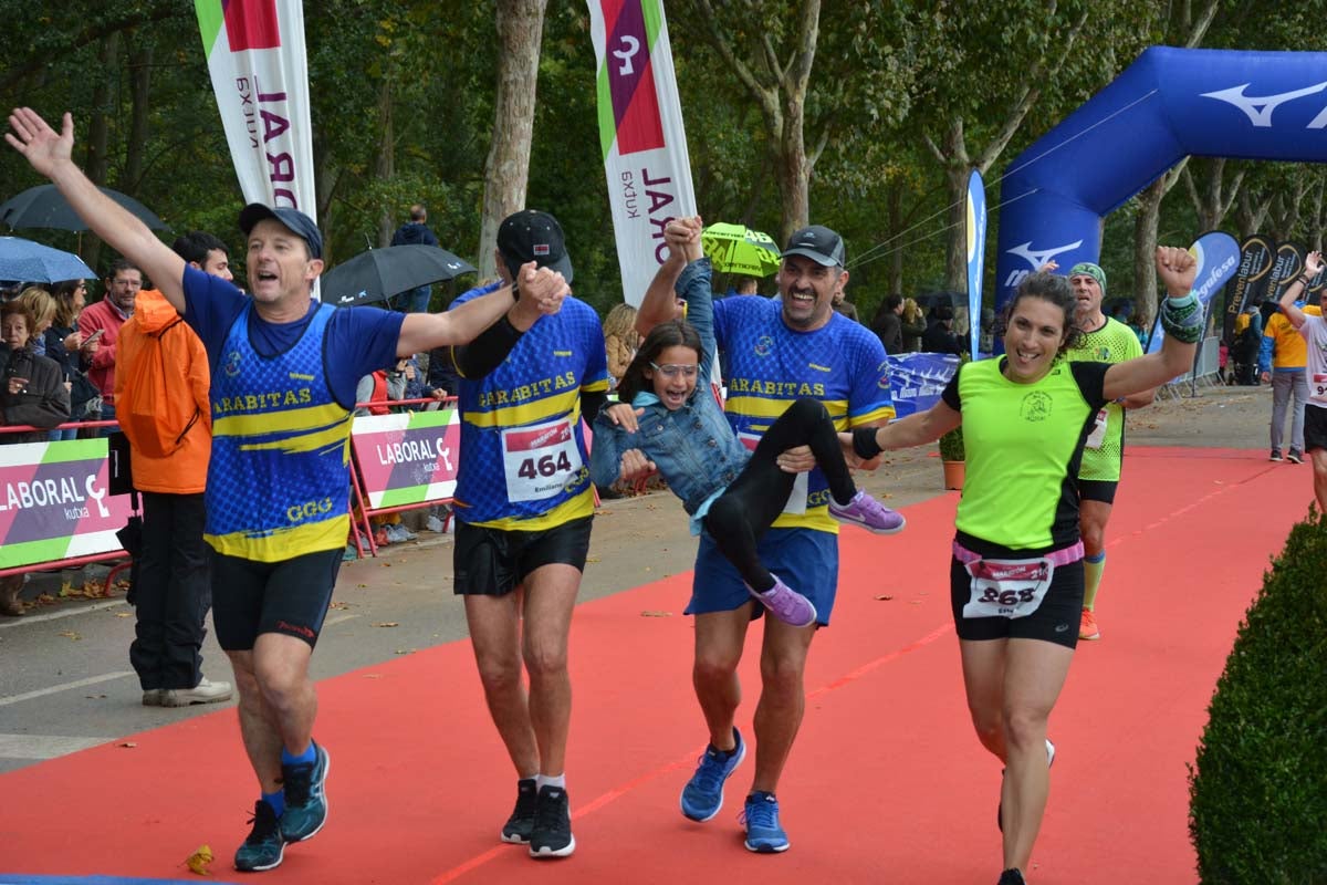 Cientos de corredores desafían al frío y la lluvia con motivo del III Campofrío Maratón Burgos. 