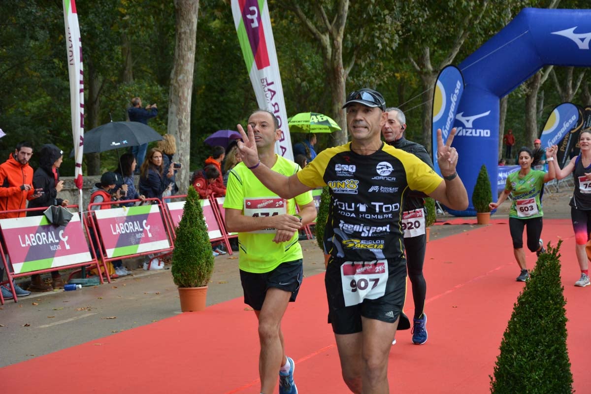 Cientos de corredores desafían al frío y la lluvia con motivo del III Campofrío Maratón Burgos. 