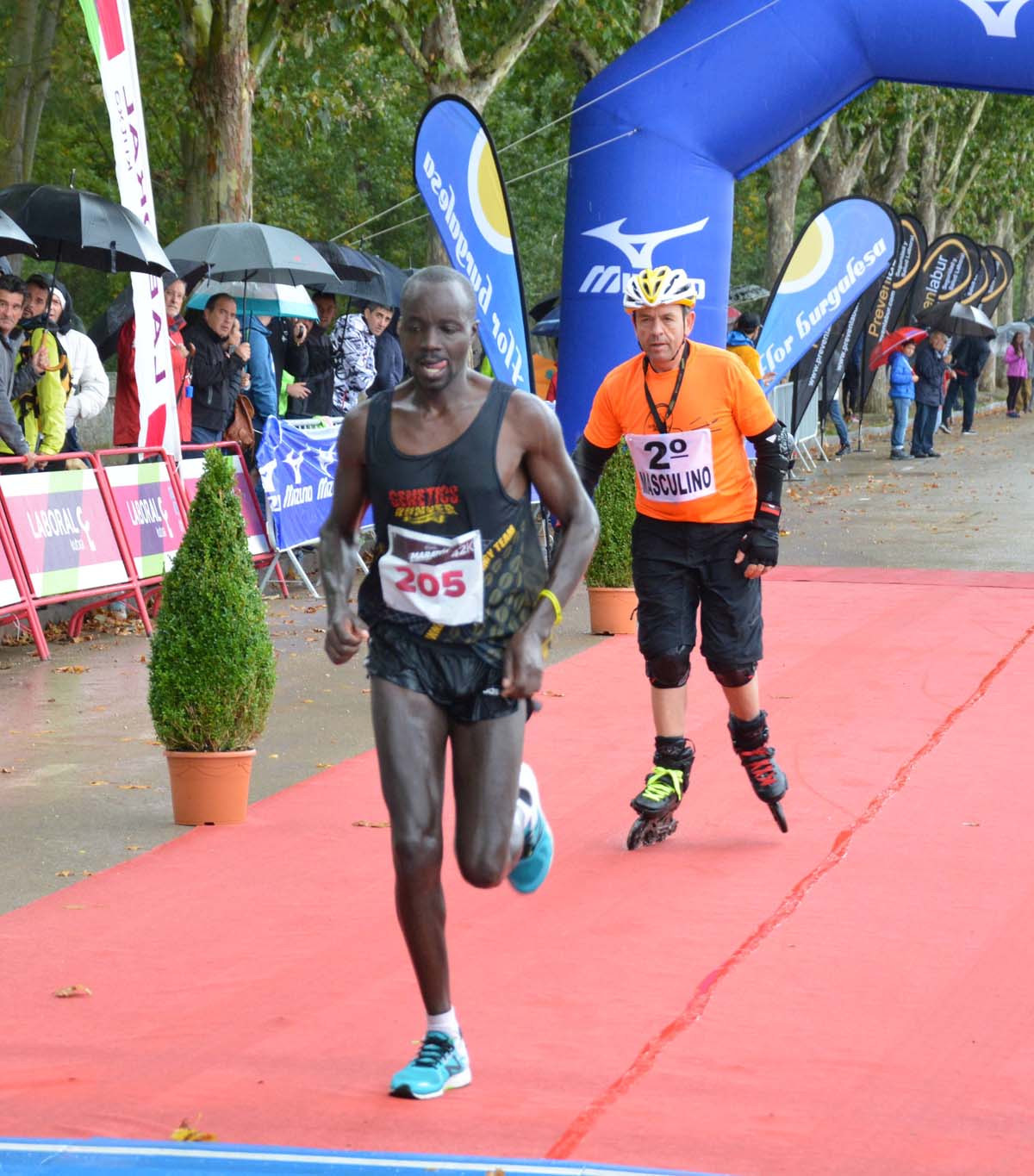 Cientos de corredores desafían al frío y la lluvia con motivo del III Campofrío Maratón Burgos. 