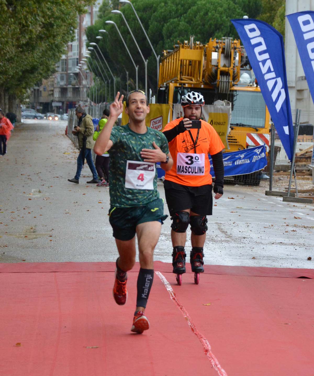 Cientos de corredores desafían al frío y la lluvia con motivo del III Campofrío Maratón Burgos. 