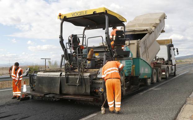 Los operarios renuevan el firme en el kilómetro 83 de la A-67. 