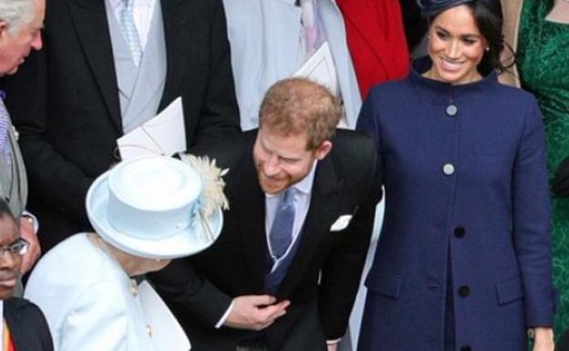 Meghan Markle con su abrigo azul. 