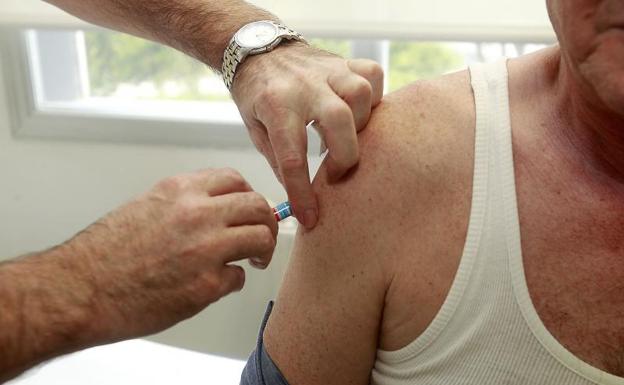 Vacunación frente a la gripe en un centro de salud de Palencia.